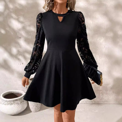 Damenkleid mit Glockenrock und Spitzeneinsatz – Stilvoll, schmal geschnitten und elegant