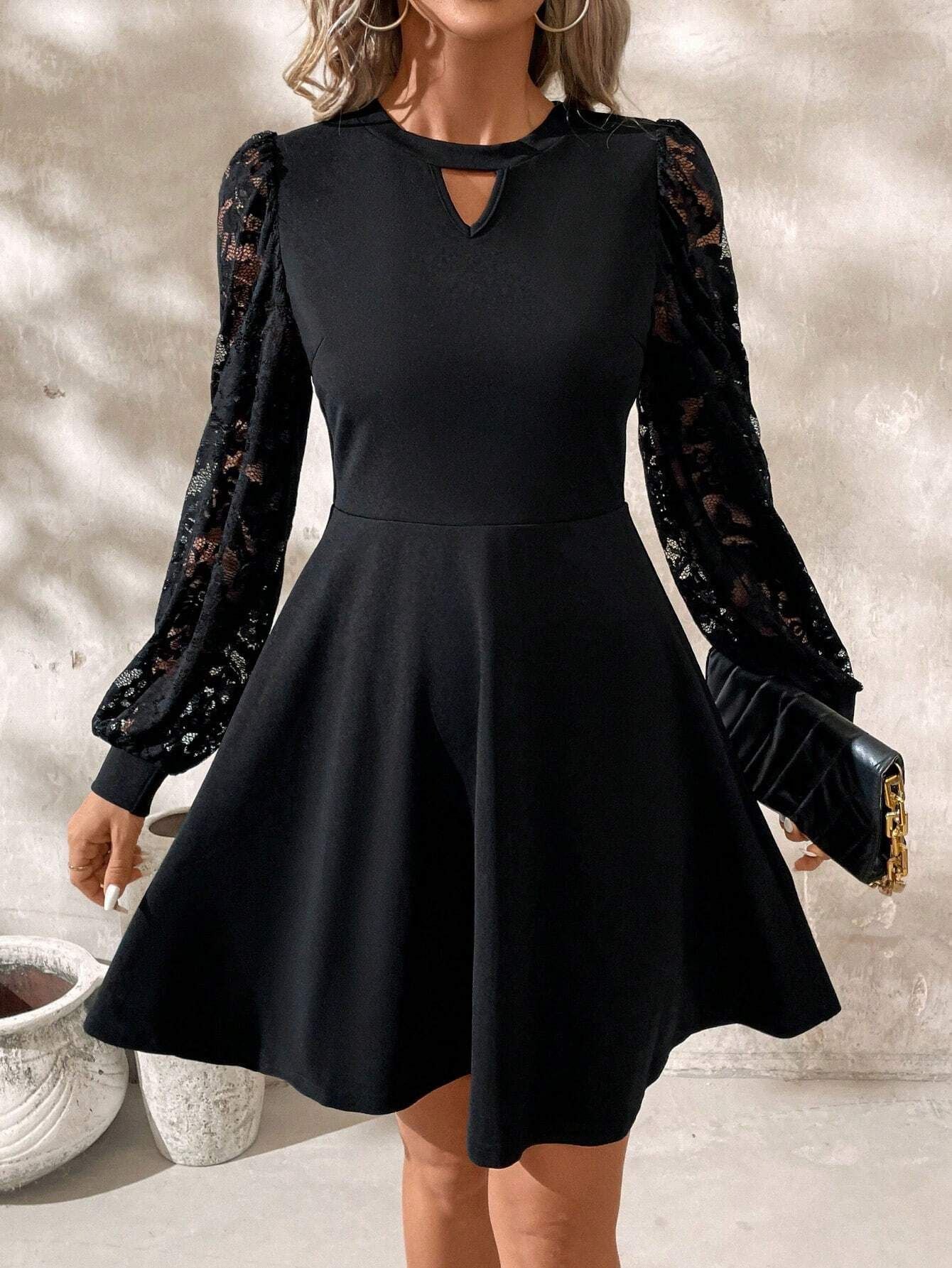 Damenkleid mit Glockenrock und Spitzeneinsatz – Stilvoll, schmal geschnitten und elegant