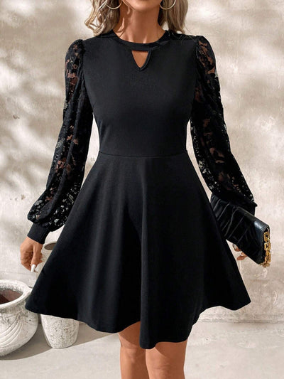 Damenkleid mit Glockenrock und Spitzeneinsatz – Stilvoll, schmal geschnitten und elegant