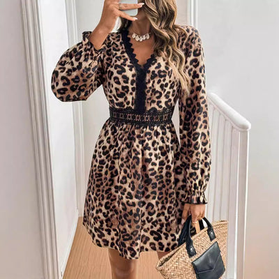 Kleid mit V-Ausschnitt und Leopardenmuster – Schicke Spitze & wilder Style