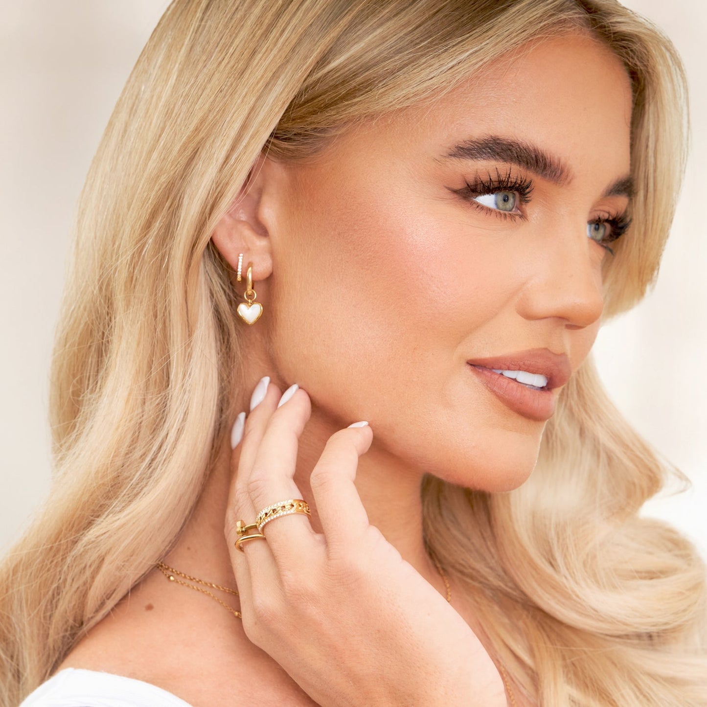 Biele quartzové náušnice v tvare srdca (zlaté)