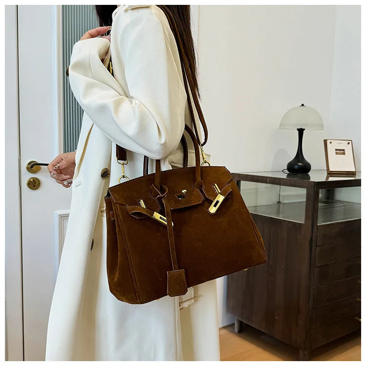 Kelly | Bolso de hombro de ante con herrajes dorados