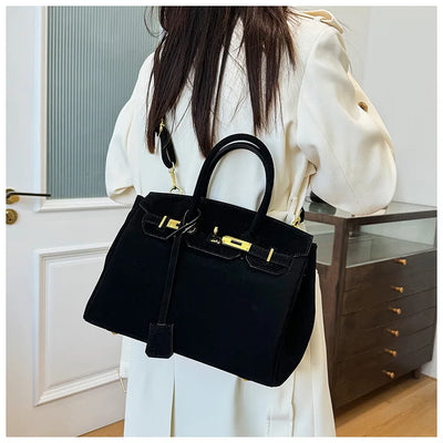 Kelly | Bolso de hombro de ante con herrajes dorados