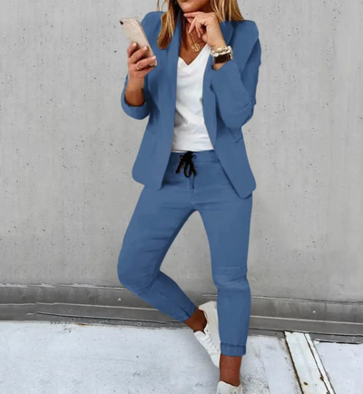 Valor | Eng anliegender Blazer und bequeme Hose mit Kordelzug