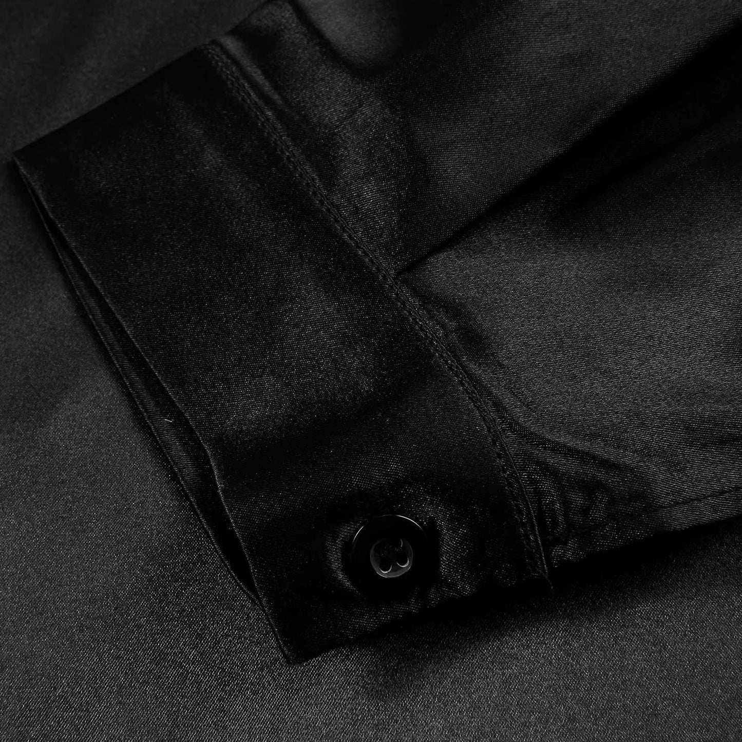 Saténová košieľka s hlbokým výstrihom