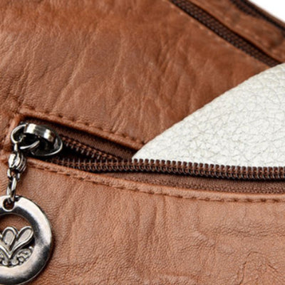 Vintpack - Nietenbesetzter Lederrucksack - Ideal für Schule und Reise - Reisedetail - Kompakt