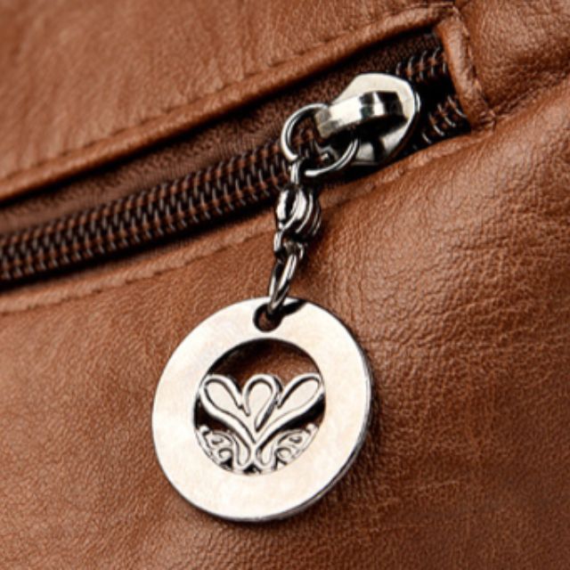 Vintpack - Nietenbesetzter Lederrucksack - Ideal für Schule und Reise - Reisedetail - Kompakt