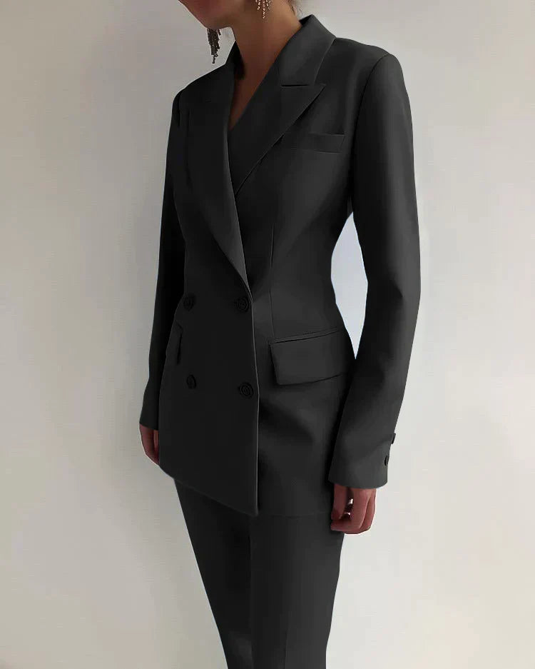 Ensemble deux pièces pour femme avec blazer et pantalon étroitement coupé