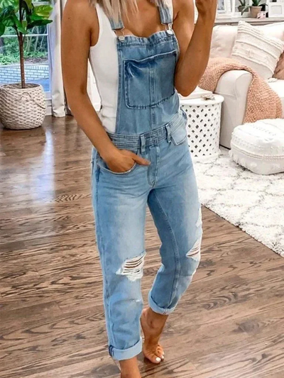 Damenhosen - Lässiger Denim-Overall mit Tränen und verstellbaren Trägern