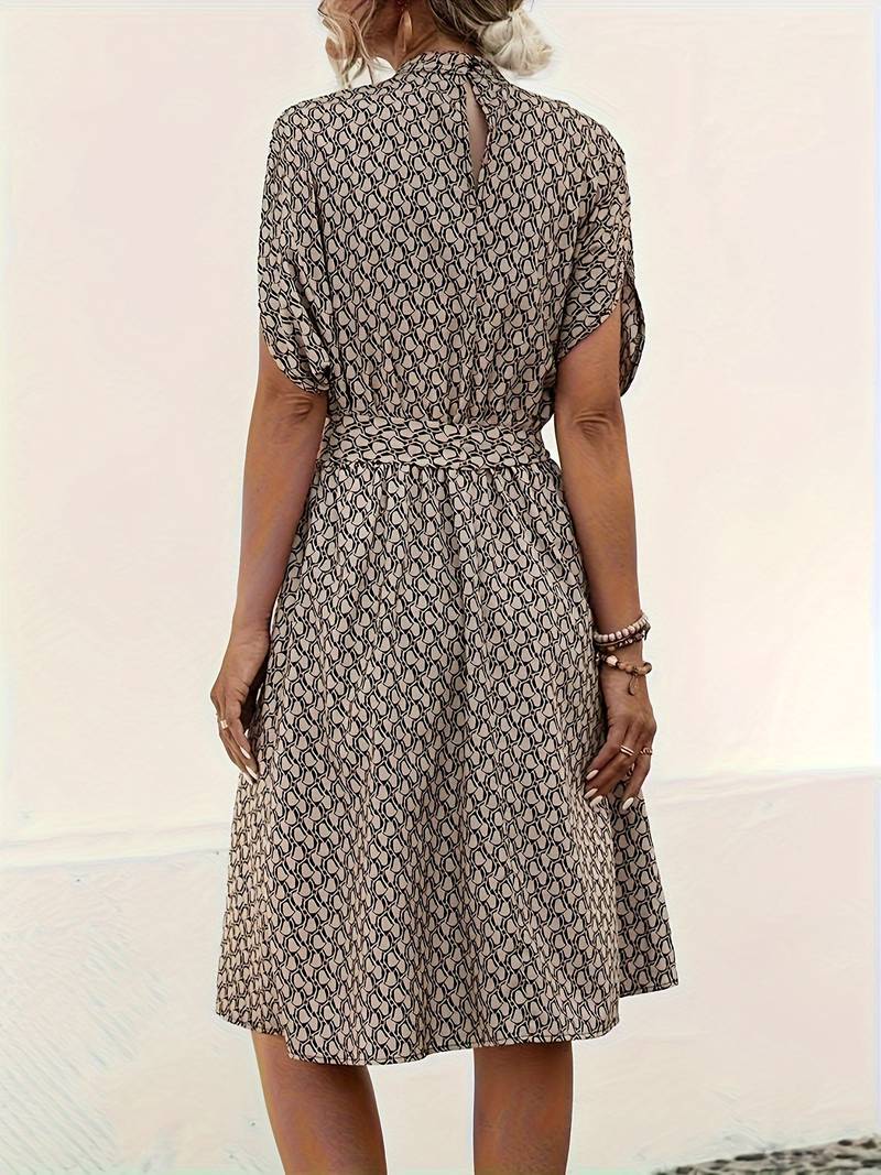 Šaty s celoplošnou potlačou a opaskom na jar a leto