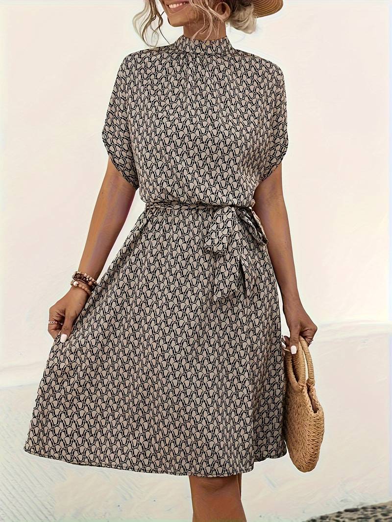 Šaty s celoplošnou potlačou a opaskom na jar a leto