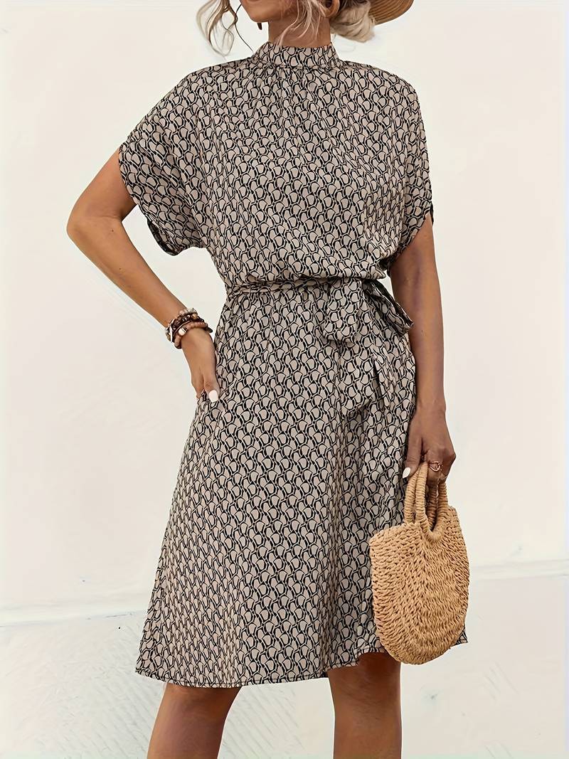 Šaty s celoplošnou potlačou a opaskom na jar a leto