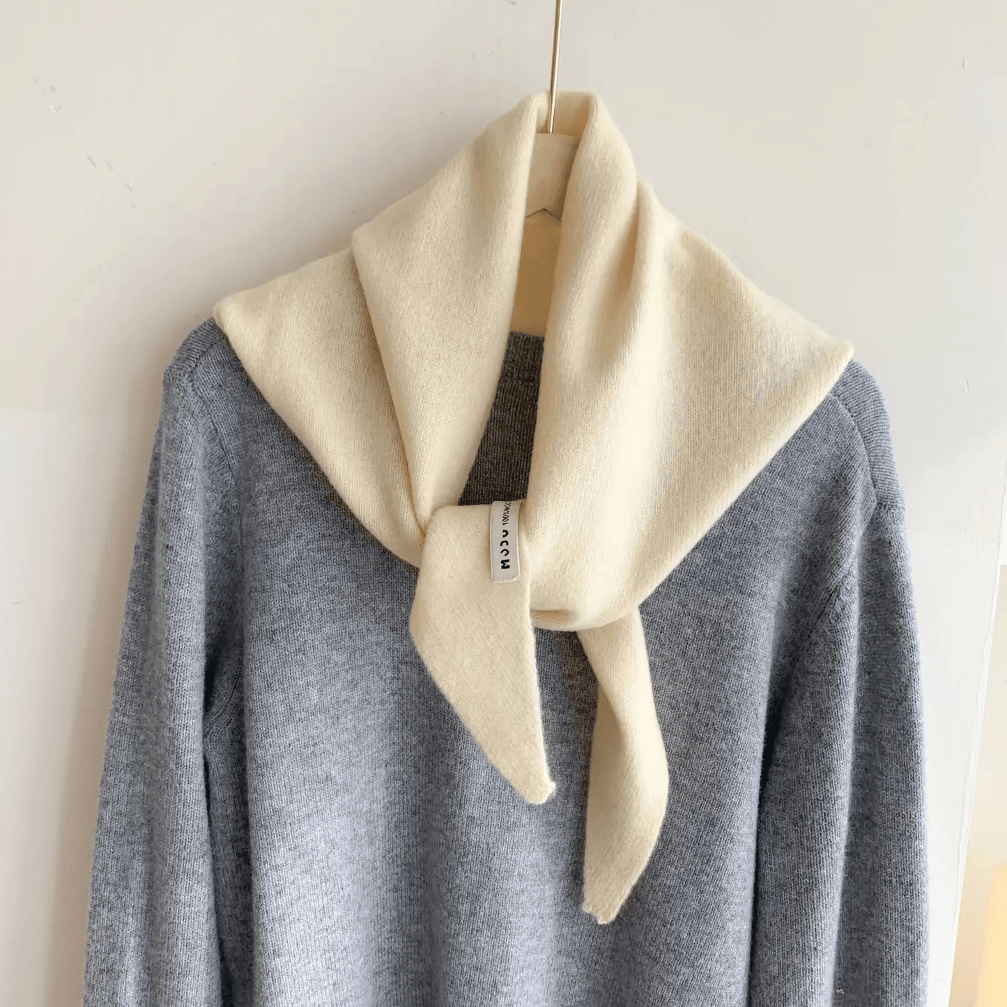 CosyWrap - Écharpe triangulaire tricotée en laine de niche pour femmes, comme foulard ou écharpe chaude