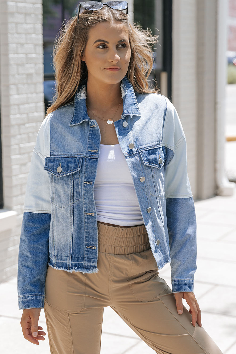 Stylische Jeansjacke mit Patchwork und ausgefranstem Saum - Damen