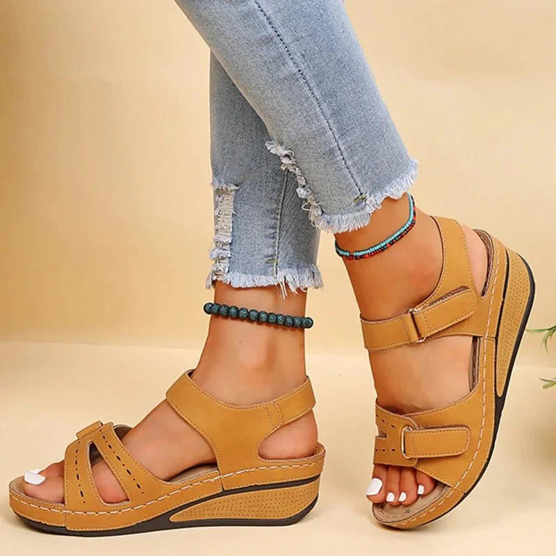 Damen Plateau Sandalen | Verstellbarer Riemen und offene Zehenpartie | Bequeme Passform | Sommerstil