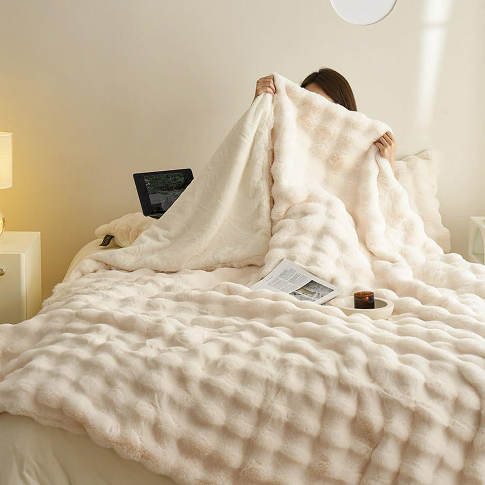 Manta de polar suave, cálida y reversible.