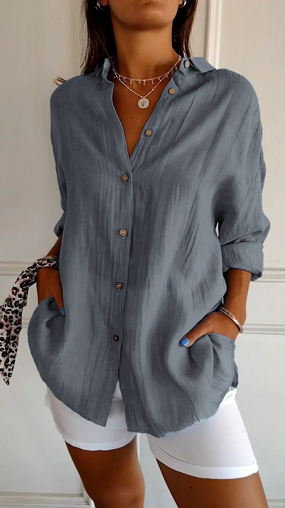 Leichtes Damenhemd mit Button-down-Verschluss