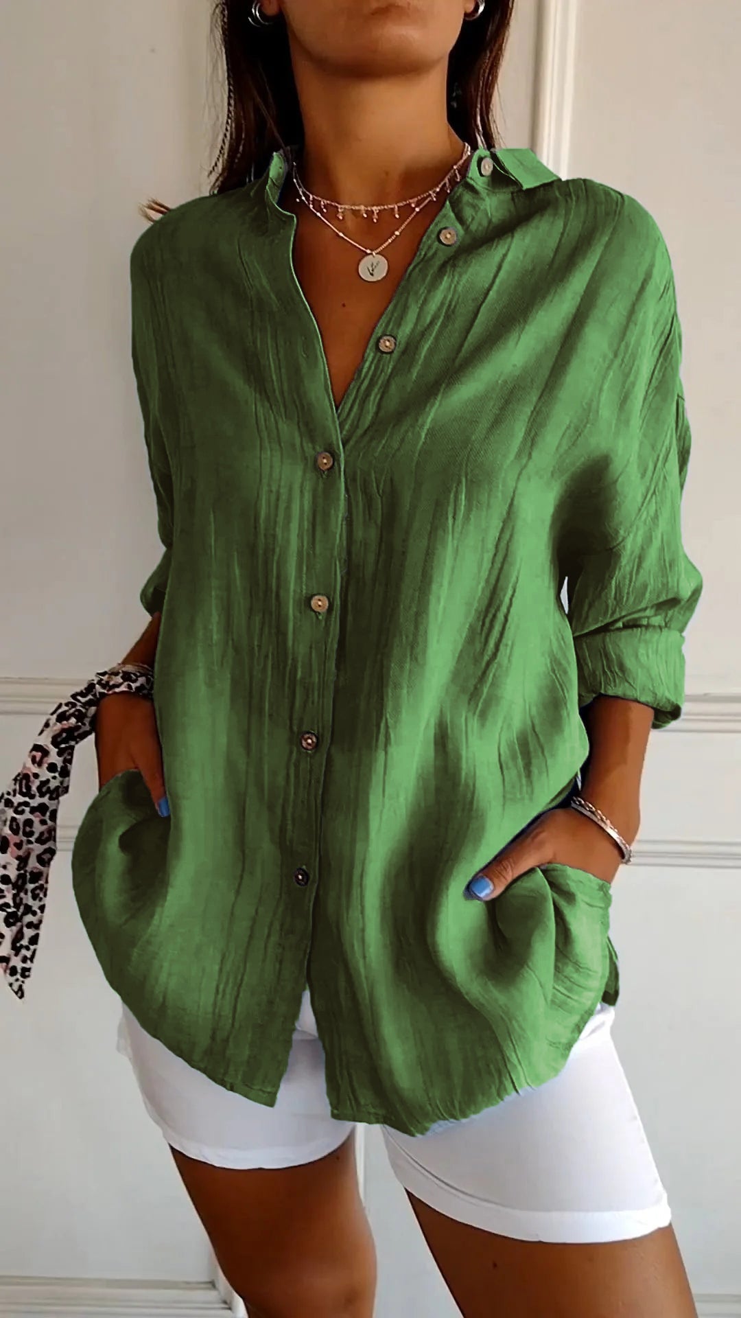 Leichtes Damenhemd mit Button-down-Verschluss