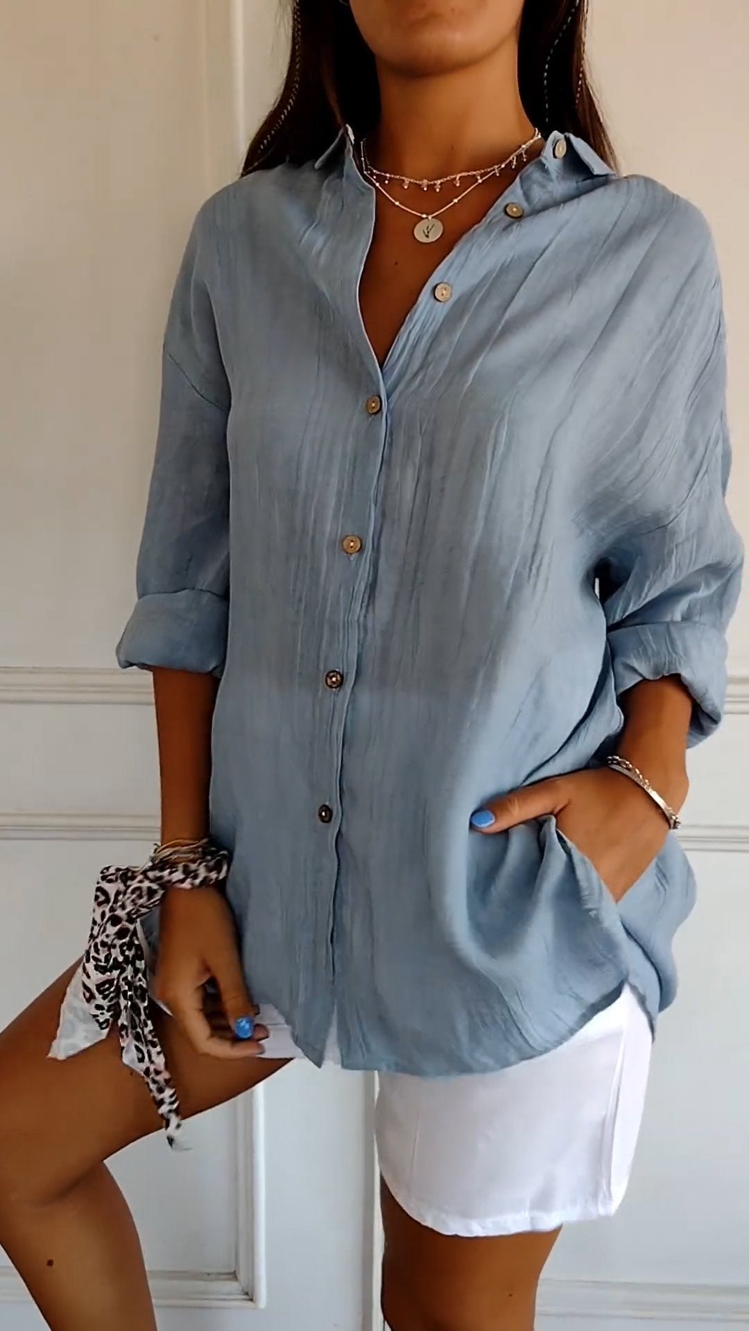 Leichtes Damenhemd mit Button-down-Verschluss