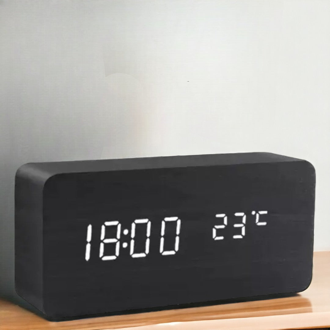 Reloj despertador digital de madera: pantalla LED, control por voz, brillo ajustable.
